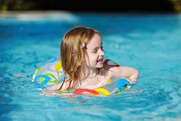 Pretty little girl swimming in a pool - Φωτογραφία, εικόνα