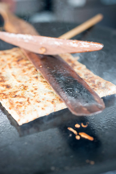 Lähikuva puinen kreppa tehdä työkaluja kreppa ruoanlaitto kuumalla grillillä
 - Valokuva, kuva