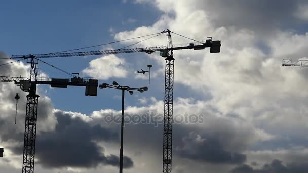 Два огромных крана с летающим самолетом и птицами на фоне прекрасного облачного ландшафта
 - Кадры, видео