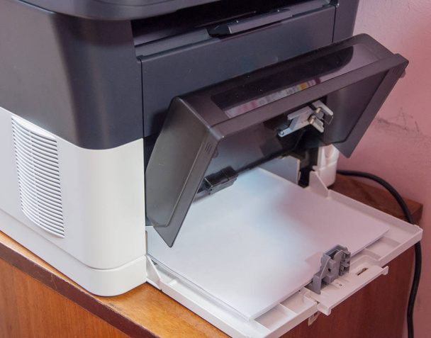 stampante per ufficio in colori caldi
 - Foto, immagini