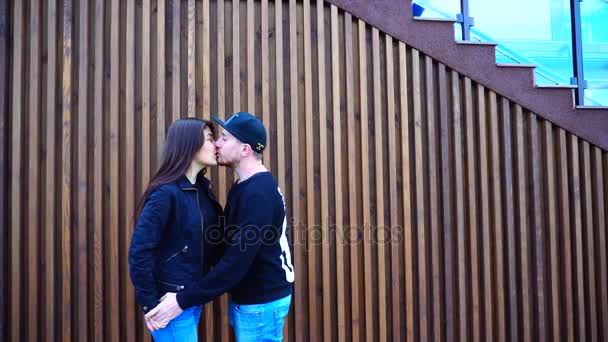 Νεόνυμφους Bill and Coo, φιλιούνται και να αγκαλιάζονται, ψιθυρίζοντας και να σταθεί κοντά σε τοίχους εστιατόριο σε εξωτερικούς χώρους. - Πλάνα, βίντεο