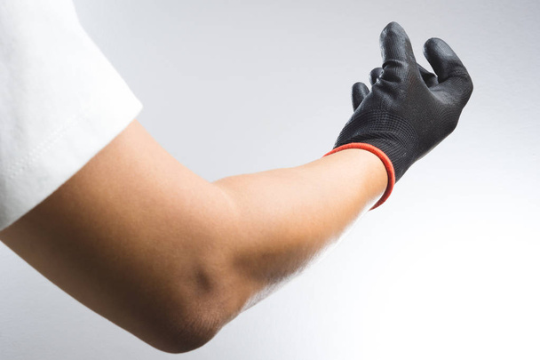 Φορώντας μαύρο γάντι χέρι - Φωτογραφία, εικόνα