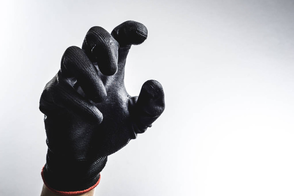 Een hand dragen zwarte handschoen - Foto, afbeelding