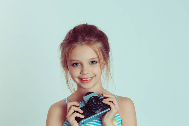 Sevimli küçük kız vintage kamera fotoğraf makinesi ile fotoğraf çekimi holding  - Fotoğraf, Görsel