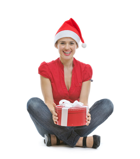 クリスマス プレゼント ボックスに座っている若い女性の笑みを浮かべてください。 - 写真・画像