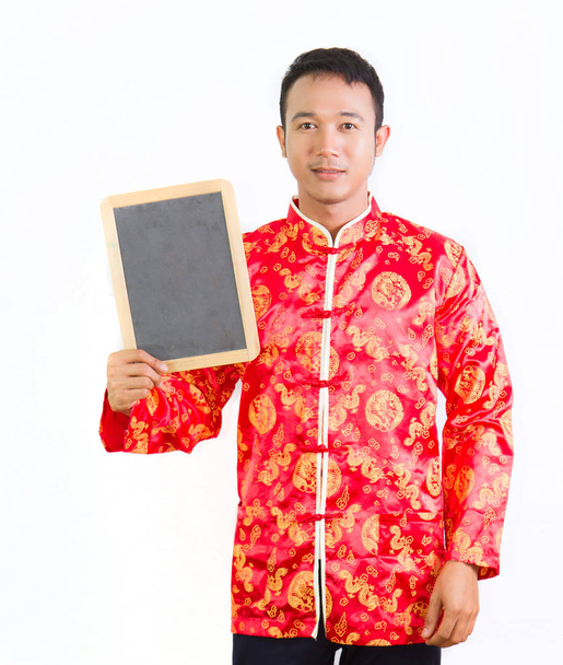 Kiinalainen mies perinteisessä kiinalaisessa Tang-puvussa pitäen tyhjää b
 - Valokuva, kuva