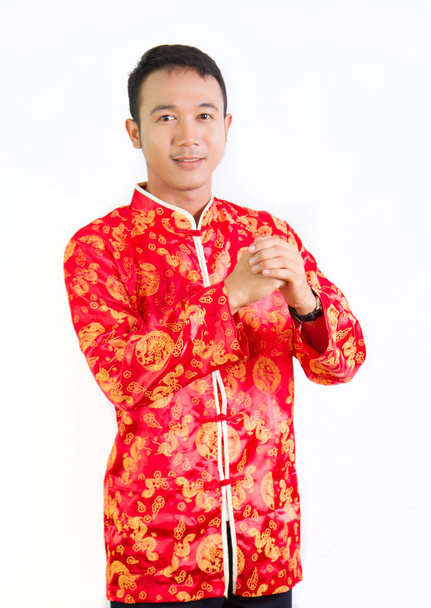 asiatischer Mann mit chinesischer Tracht Cheongsam oder Tang-Anzug  - Foto, Bild