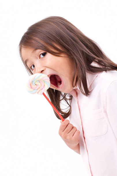 マシュマロ甘いお菓子を食べるかわいい女の子 - 写真・画像
