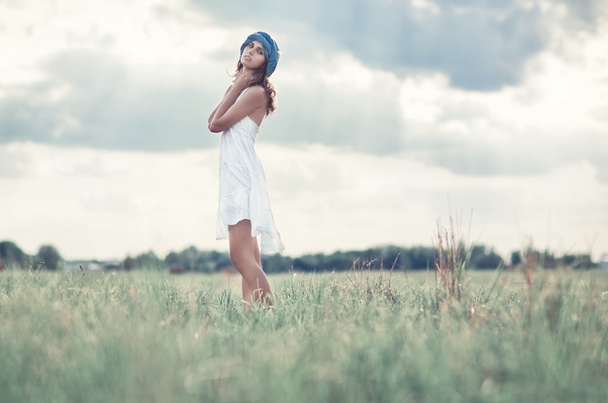 jonge vrouw op een zomer-veld - Foto, afbeelding