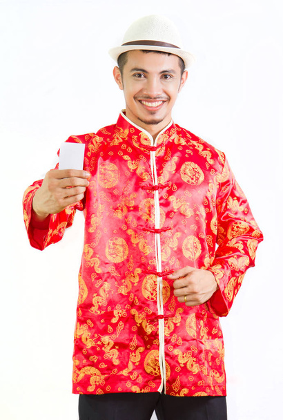 Hombre chino en traje tradicional chino Tang sosteniendo la tarjeta
 - Foto, imagen