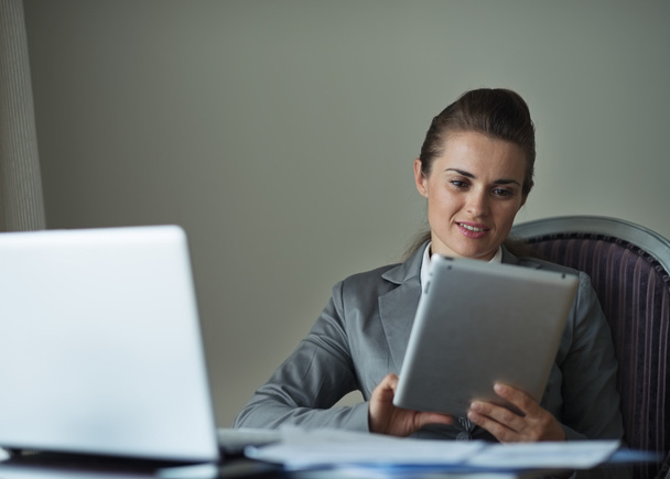 Business woman working with tablet PC in hotel room - Zdjęcie, obraz