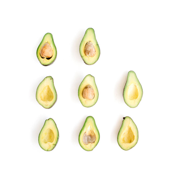 Gesneden rauwe avocado regeling - Foto, afbeelding