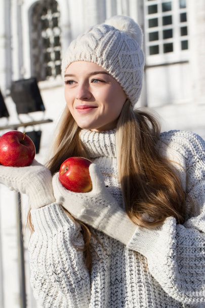 Bionda in maglione con le mele rosse. Ritratto invernale
 - Foto, immagini