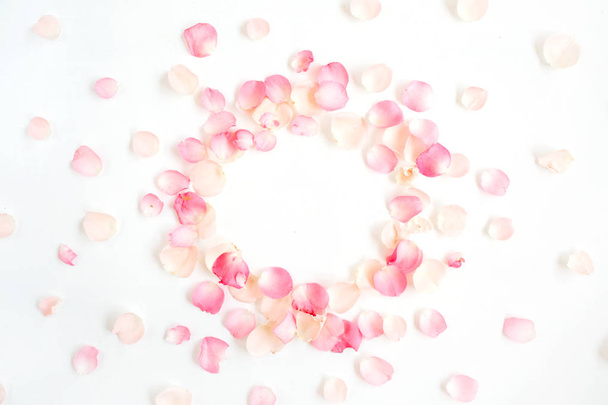 ピンクのバラの花びらで作られたフレーム - 写真・画像