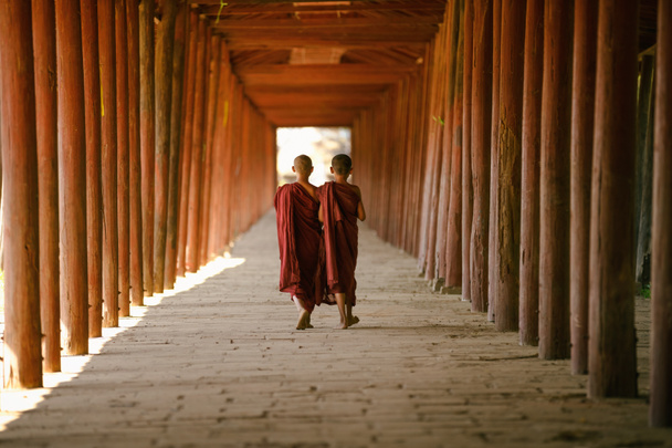 Pequeños monjes caminando en el viejo templo
 - Foto, imagen