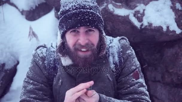 Man rubbing hands in blistering cold - Footage, Video
