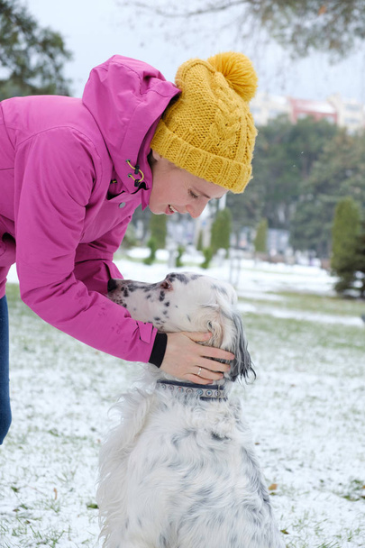 žena pohlazení velkého bílého psa - Fotografie, Obrázek