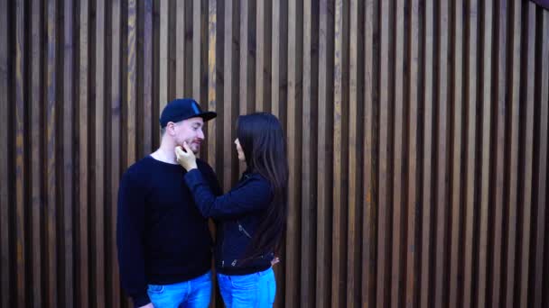 Молодят цілуватися, обіймати один одного і Шепіт, говорити біля стін у ресторані на відкритому повітрі в денний час. - Кадри, відео