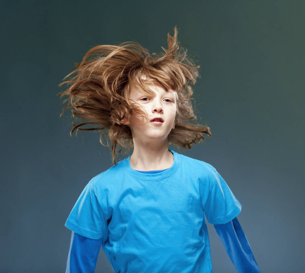 Retrato de un niño con el pelo volando
  - Foto, Imagen