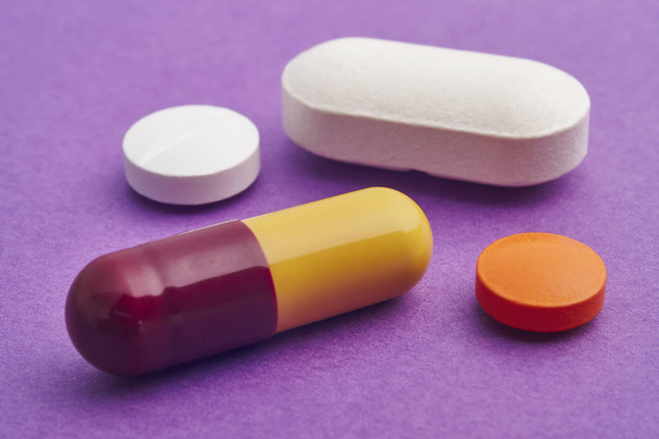 紫色の背景上の錠剤。薬物治療。衛生車 - 写真・画像