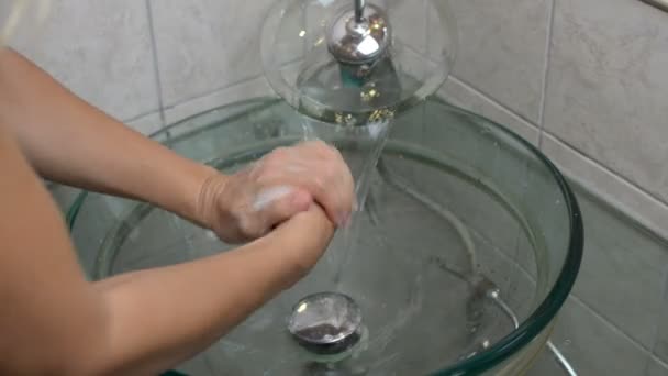 Πλύσιμο παλάμες με αφρώδες σαπούνι - Πλάνα, βίντεο