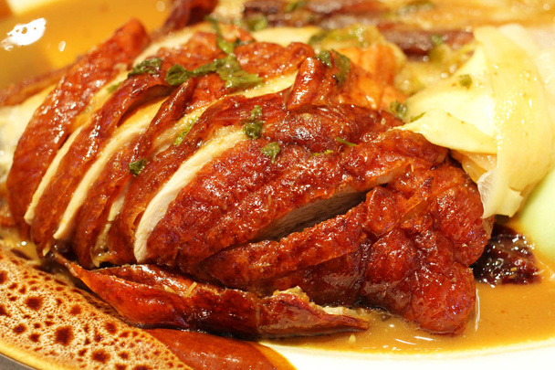 Assiette de service de la préparation de style chinois Canard rôti et garniture
 - Photo, image