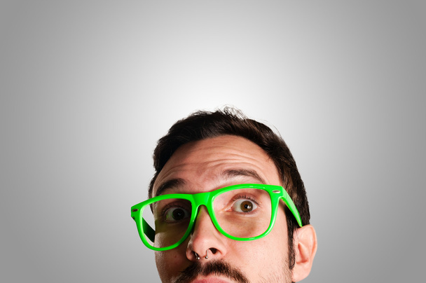 düşünceli erkek Yeşil gözlük ile - Fotoğraf, Görsel