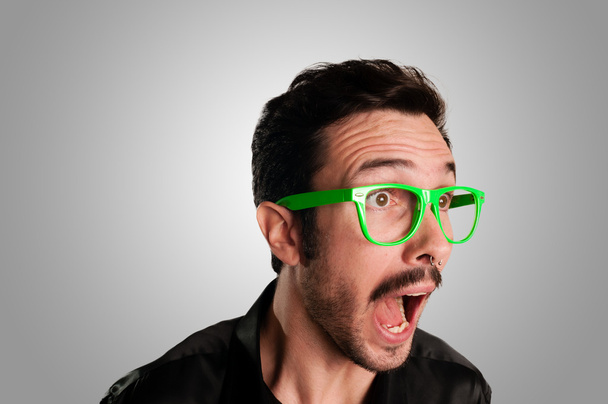 człowiek krzyczący z zielone okulary - Zdjęcie, obraz