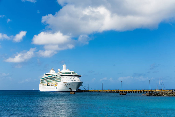 Cruiseschip op lange Pier onder mooie wolken - Foto, afbeelding