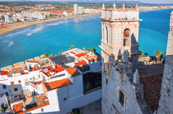 城の高さから海の眺め。バレンシア、スペイン。ペニスコラ。Castelln。ビーチでテンプル騎士団の中世の城。海と湾の美しい景色. - 写真・画像
