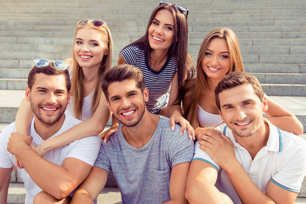 Muotokuva kuusi nuorta onnellista hymyilevä parhaita ystäviä
 - Valokuva, kuva