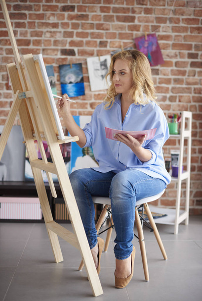Женщина рисует на мольберте
 - Фото, изображение
