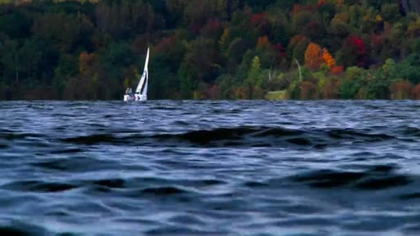 Veneilijät Arthur-järvellä Moraine State Parkissa syksyllä
 - Materiaali, video