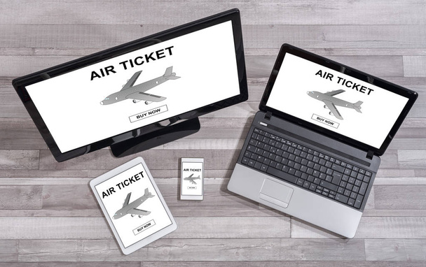 Αέρα έννοια κράτηση εισιτηρίων σε διαφορετικές συσκευές - Φωτογραφία, εικόνα