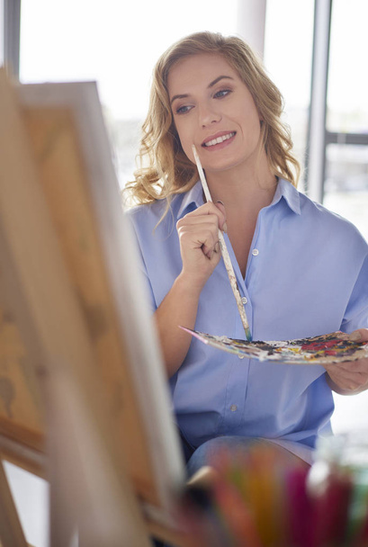 Mulher pintura no cavalete
 - Foto, Imagem