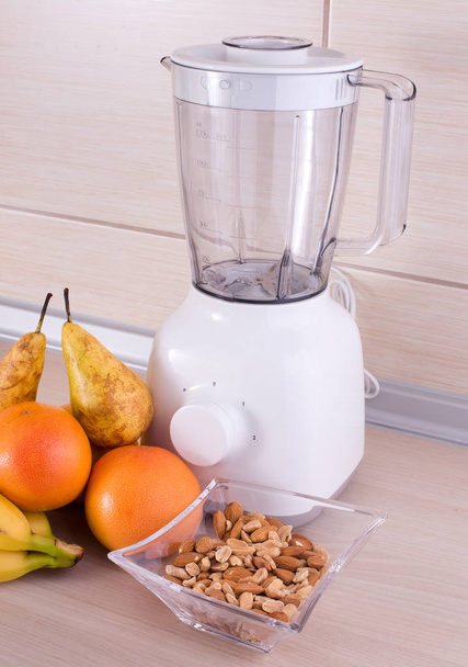 Mixér s ovocem a ořechy na kuchyňské desky - Fotografie, Obrázek