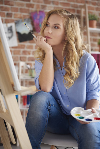 Женщина рисует на мольберте
 - Фото, изображение