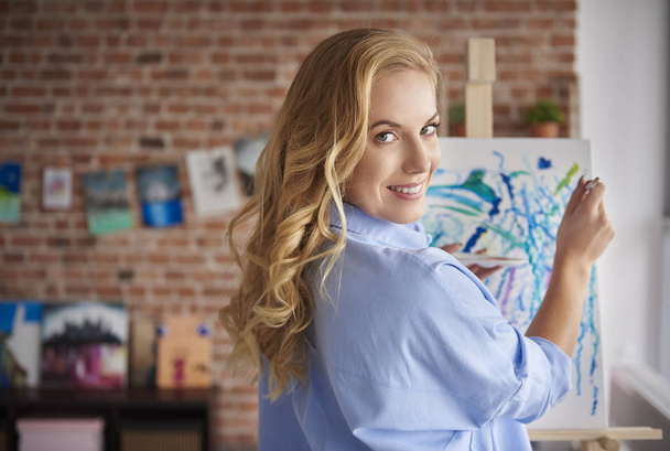 woman painting on easel - Photo, Image