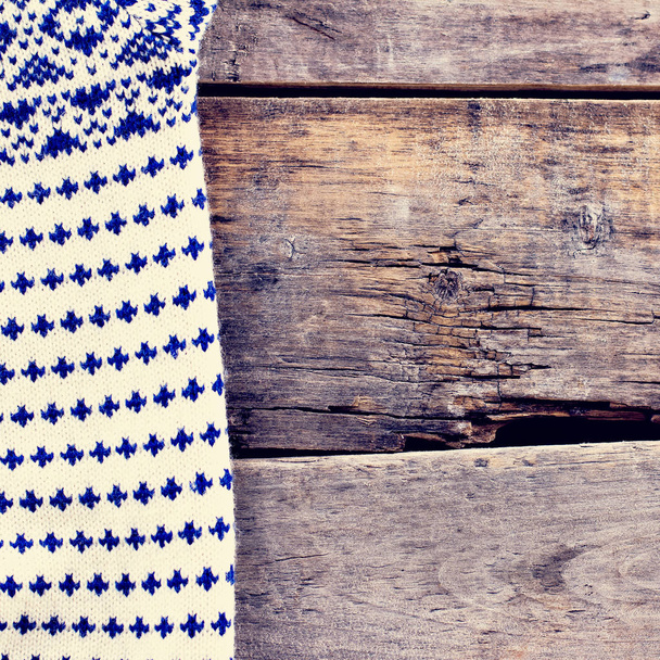 xadrez de malha, suéter em velhas tábuas de madeira
 - Foto, Imagem