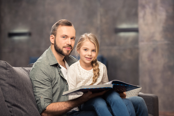 Padre e hija leyendo libro
 - Foto, Imagen