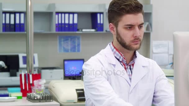 Ο άνθρωπος κοιτάζει την οθόνη στο εργαστήριο - Πλάνα, βίντεο