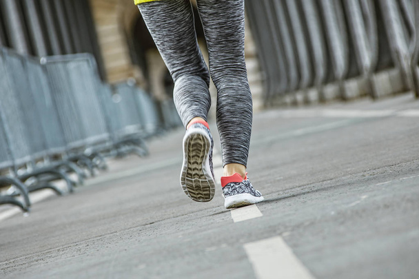 Closeup on healthy woman jogging on Pont de Bir-Hakeim bridge - Foto, Imagem