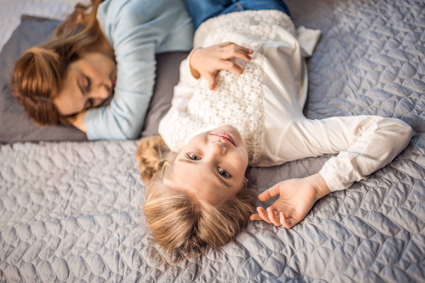 matka a dcera, ležící na posteli - Fotografie, Obrázek
