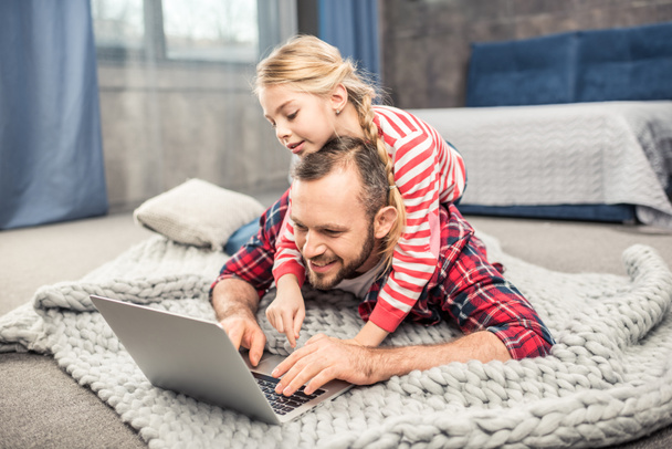 Father and daughter using laptop - Photo, Image