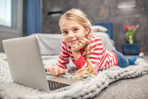 Girl using laptop - Foto, Imagem