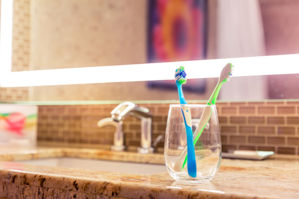 Due spazzolini da denti in vetro
  - Foto, immagini