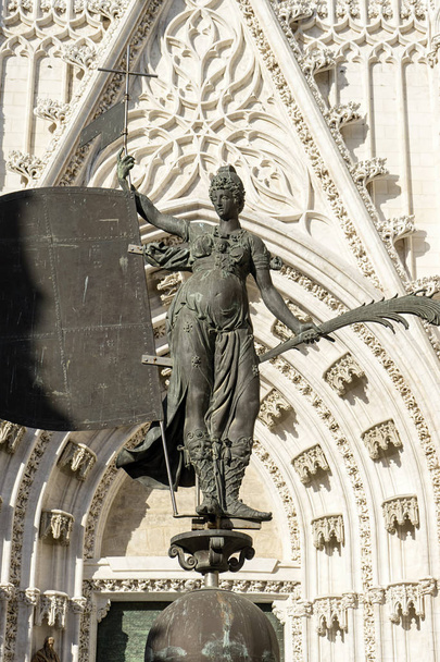 Copia de la escultura del Giraldillo se encuentra en la Catedral de Sevilla
 - Foto, imagen