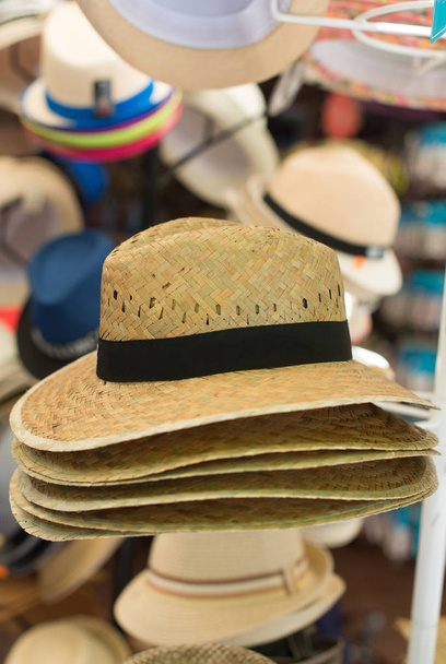 chapeaux de paille à vendre sur le marché. - Photo, image