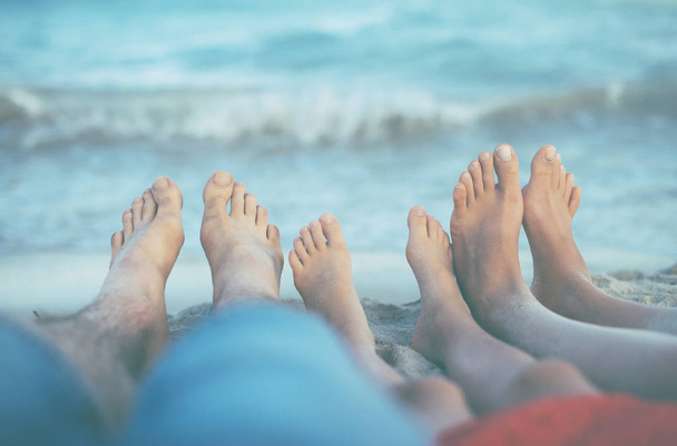 Tři páry nohou na písku. Rodina na dovolené. - Fotografie, Obrázek