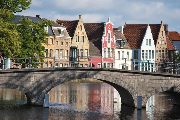voorgevel van de Vlaamse huizen en kanaal in brugge - Foto, afbeelding